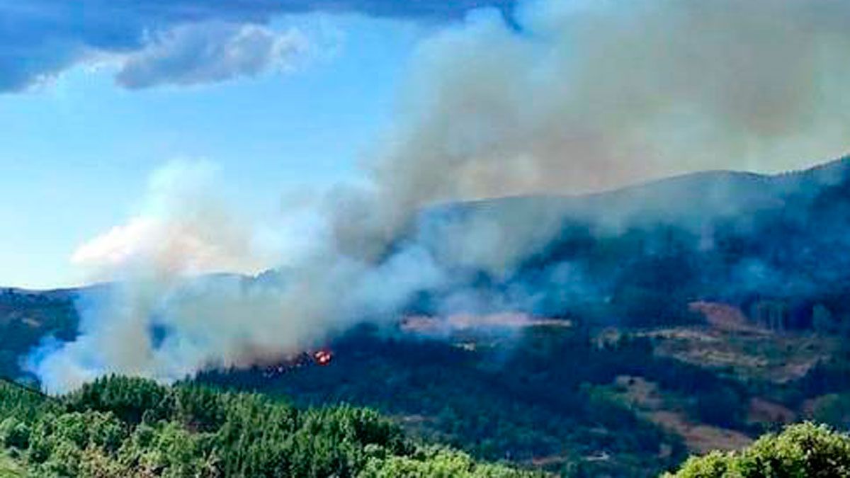 Imagen de un incendio anterior en la localidad de Vega de Espinareda.