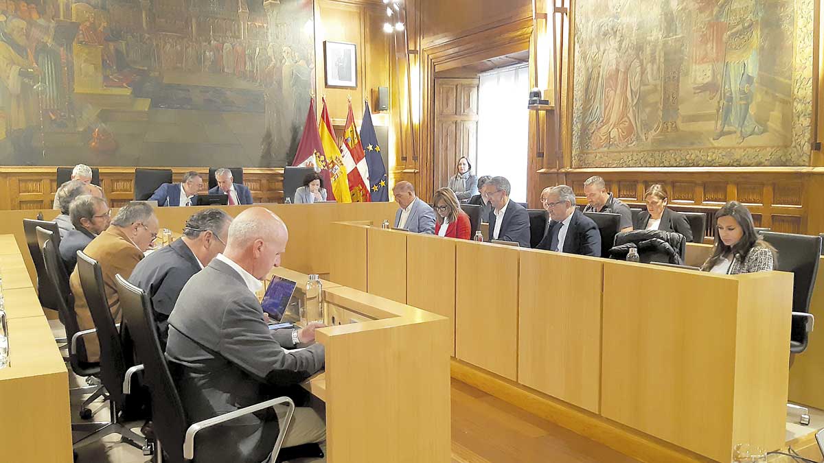 Imagen de archivo de uno de los plenos más recientes celebrados en el Palacio de los Guzmanes. | L.N.C.