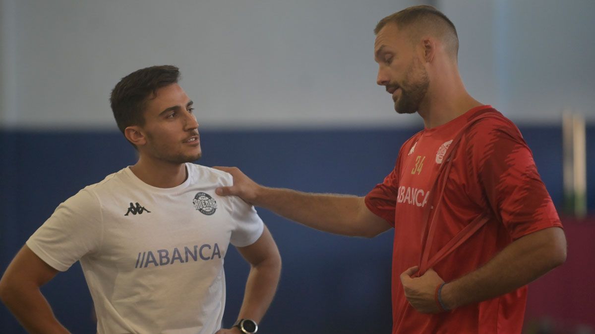 Katic conversa con Raúl en el primer entrenamiento. | JESÚS F. SALVADORES