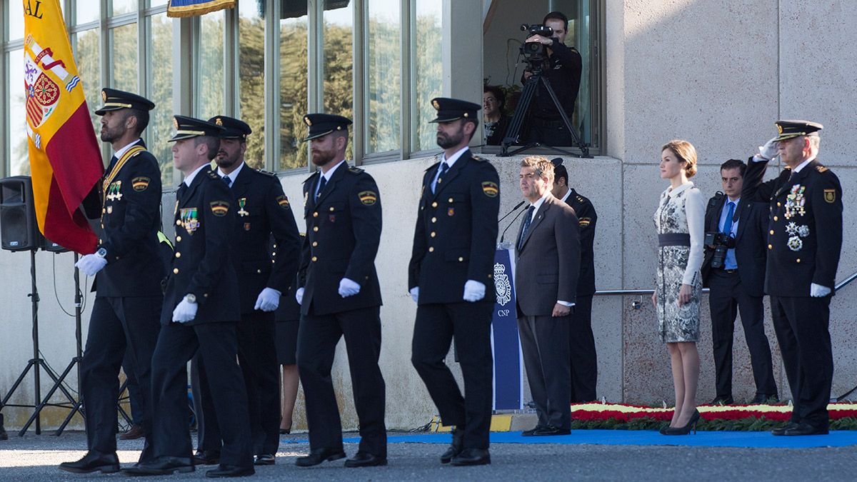 La reina Letizia, hace entrega de la Badera junto al director general de la Policia, Ignacio Cosido. | ICAL