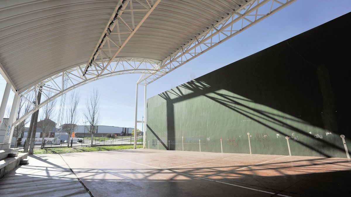 Los impagos de la Junta Vecinal afectan por ejemplo a la cubierta del frontón de Navatejera. | DANIEL MARTÍN