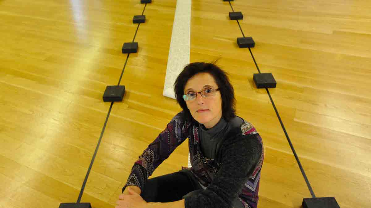 La artista plástica Isabel Alonso junto a la instalación que abre en el vestíbulo del Auditorio la exposición ‘Contra nuestra voluntad’. | DANIEL MARTÍN La artista plástica Isabel Alonso junto a la instalación que abre en el vestíbulo del Auditorio la exposición ‘Contra nuestra voluntad’. | DANIEL MARTÍN