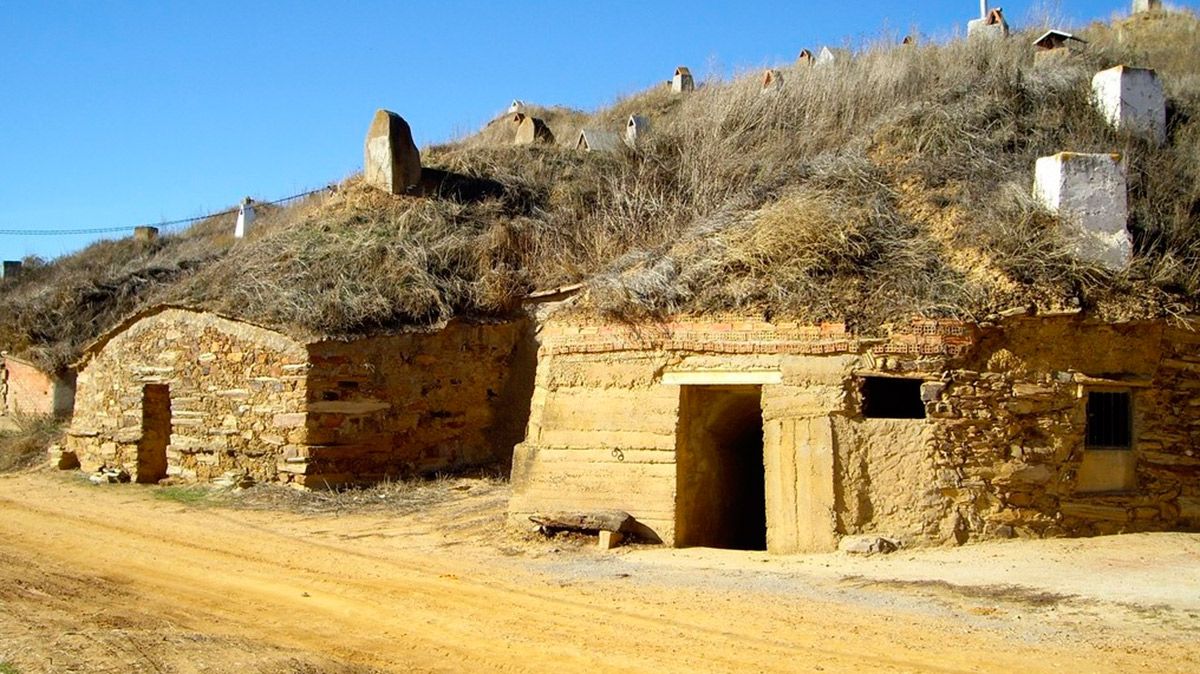 Imagen de algunas de las bodegas tradicionales del municipio. | AYUNTAMIENTO SAN ADRIÁN DEL VALLE