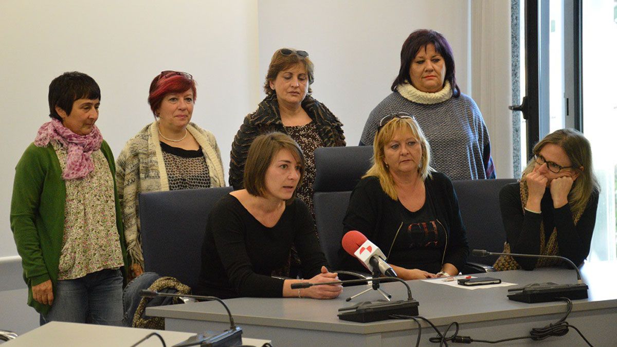 María Morla y Carmen Olaiz, acompañadas de varias emprendedoras de Zardinas y de María Ramón, presidenta de la Unión Leonesa de Cooperativas. | L.N.C.