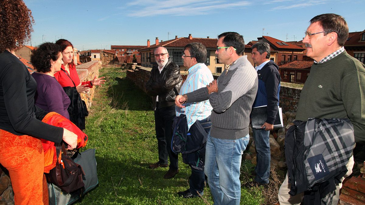 Imagen de la visita a la muralla de técnicos municipales y de Fomento. | CÉSAR