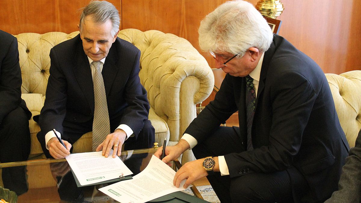 11-noviembre-2015-firma-contrato-investigacion-ule-agroquimes-02.jpg 11-noviembre-2015-firma-contrato-investigacion-ule-agroquimes-02.jpg