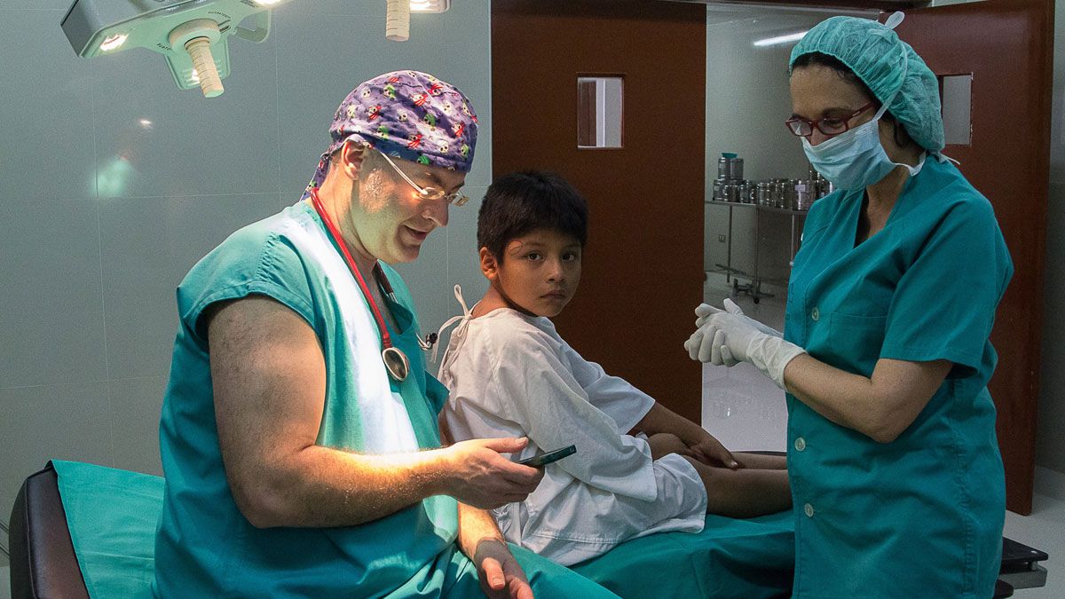 Juan Carlos Sánchez con uno de los niños operados en Perú. | L.N.C.