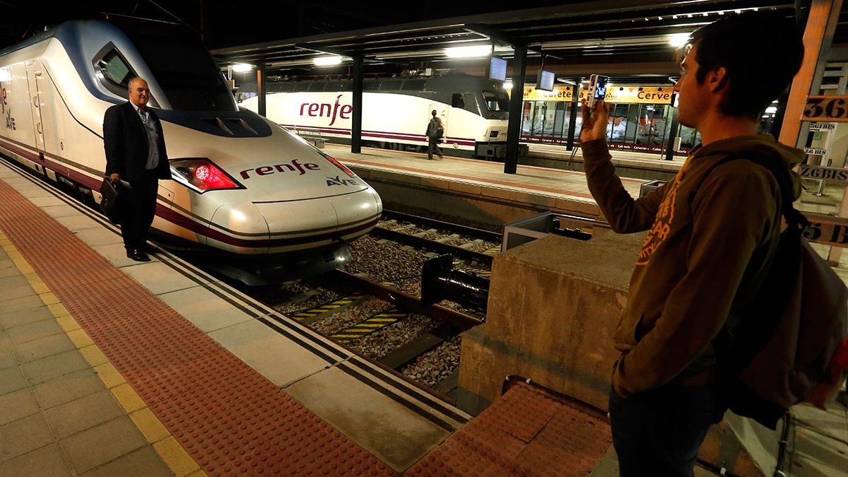 Primer viaje comercial del AVE León-Madrid. | CARLOS S. CAMPILLO (ICAL)