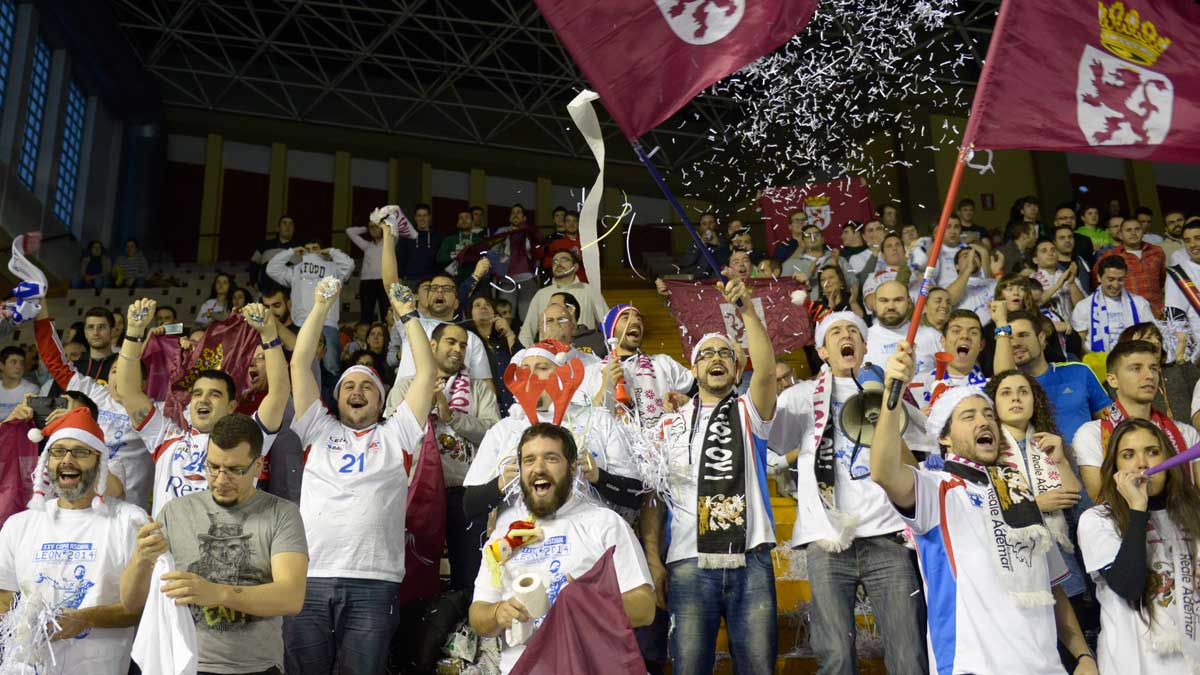 La afición delAbanca Ademar, durante la semifinal entre Ademar y Granollers de la última Copa Asobal. | MAURICIO PEÑA