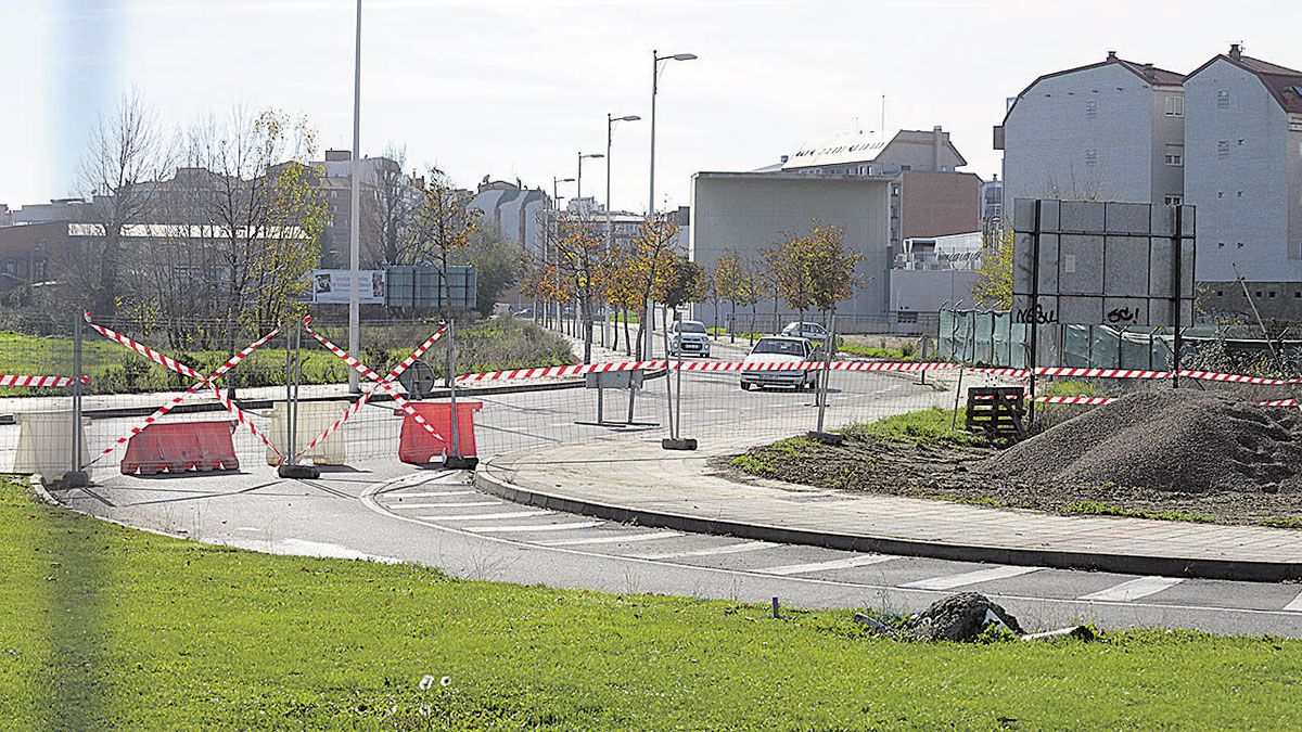 El Ayuntamiento de León trabaja en la zona desde el pasado miércoles. | MAURICIO PEÑA