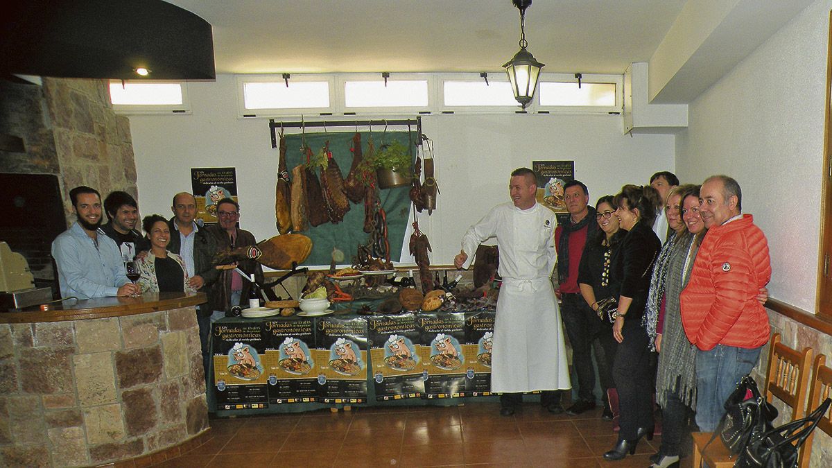 Representantes municipales y restauradores durante la presentación de las jornadas. | E. NIÑO