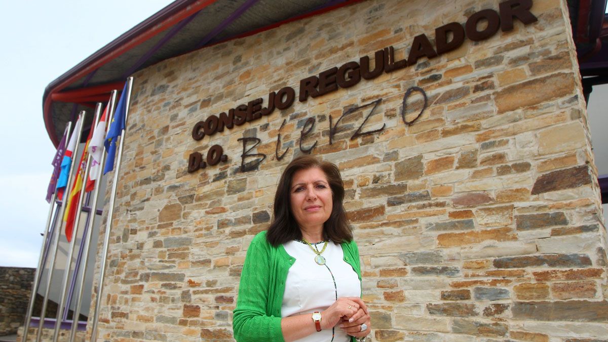 Misericordia Bello, frente a la sede del Consejo Regulador de la Denominación de Origen Bierzo, en Cacabelos. | C. Sánchez (Ical)