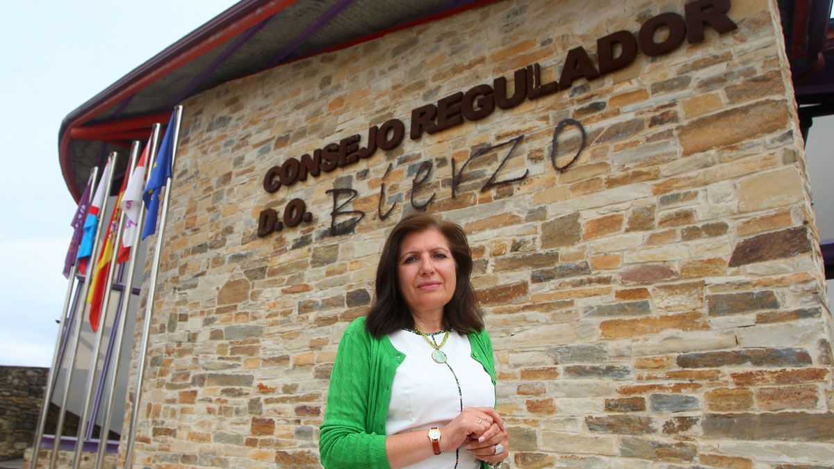 Misericordia Bello, frente a la sede del Consejo Regulador de la Denominación de Origen Bierzo, en Cacabelos. | C. Sánchez (Ical) Misericordia Bello, frente a la sede del Consejo Regulador de la Denominación de Origen Bierzo, en Cacabelos. | C. Sánchez (Ical)