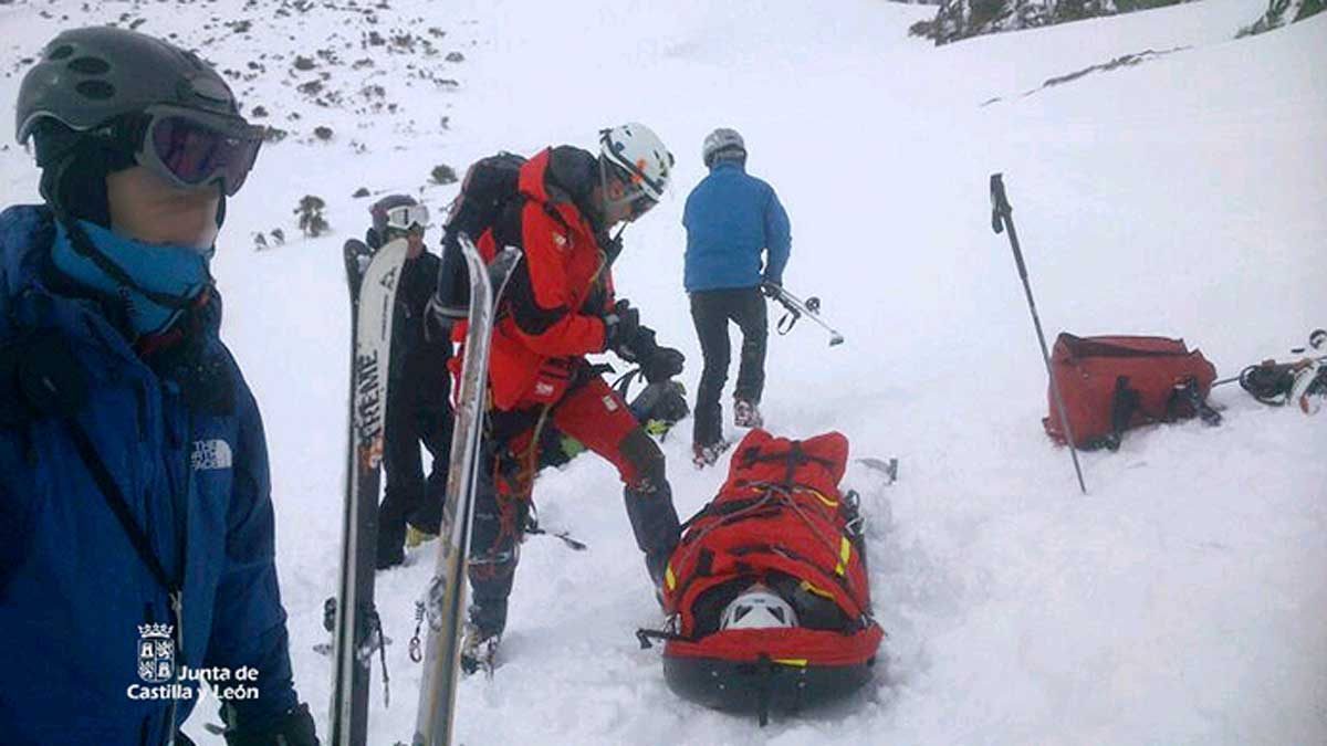 El Grupo de Rescate de Protección Civil socorre a un esquiador herido en Llanaves de la Reina.