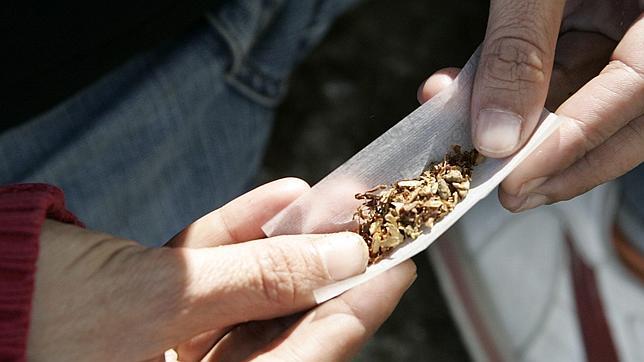 Imagen de archivo de un hombre liándose un porro. | ABC Imagen de archivo de un hombre liándose un porro. | ABC