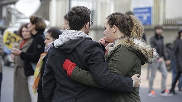 Una pareja, cerca del bar Carrillon. | AFP/ABC