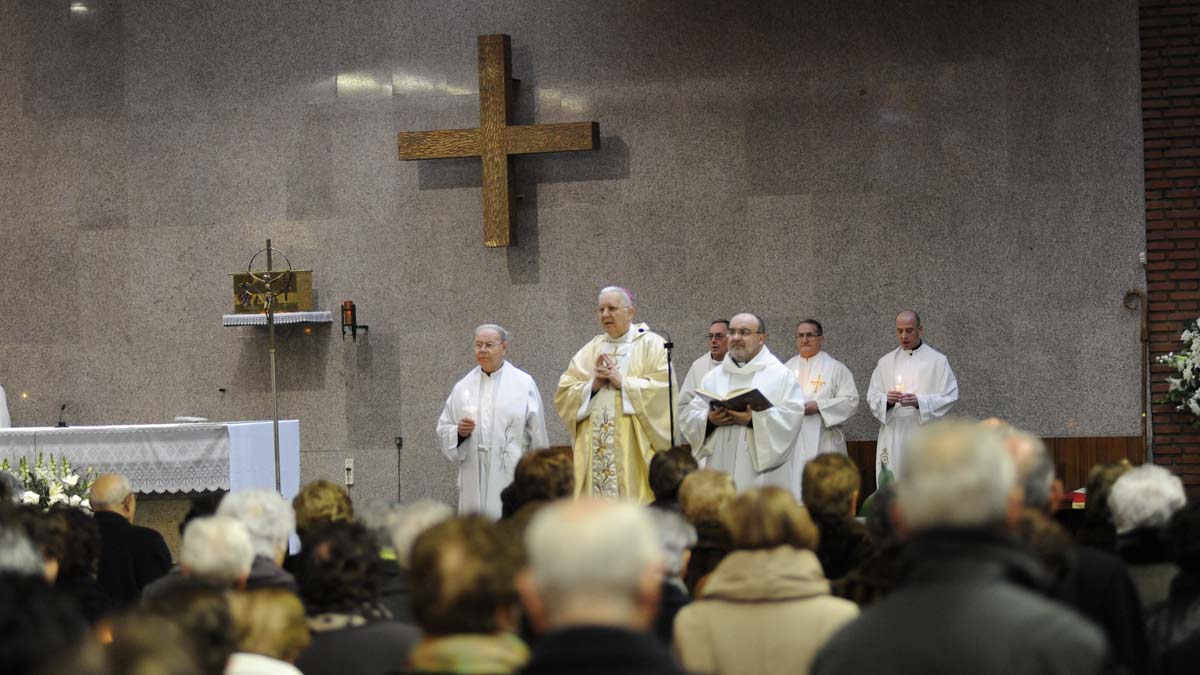 El obispo de León oficiando una eucaristía en una parroquia leonesa. | DANIEL MARTÍN