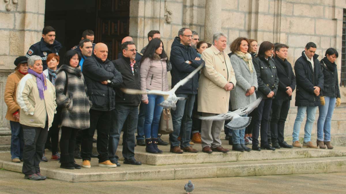 Minuto de silencio en el Ayuntamiento de Ponferrada por los atentados de París. | CÉSAR SÁNCHEZ (ICAL)