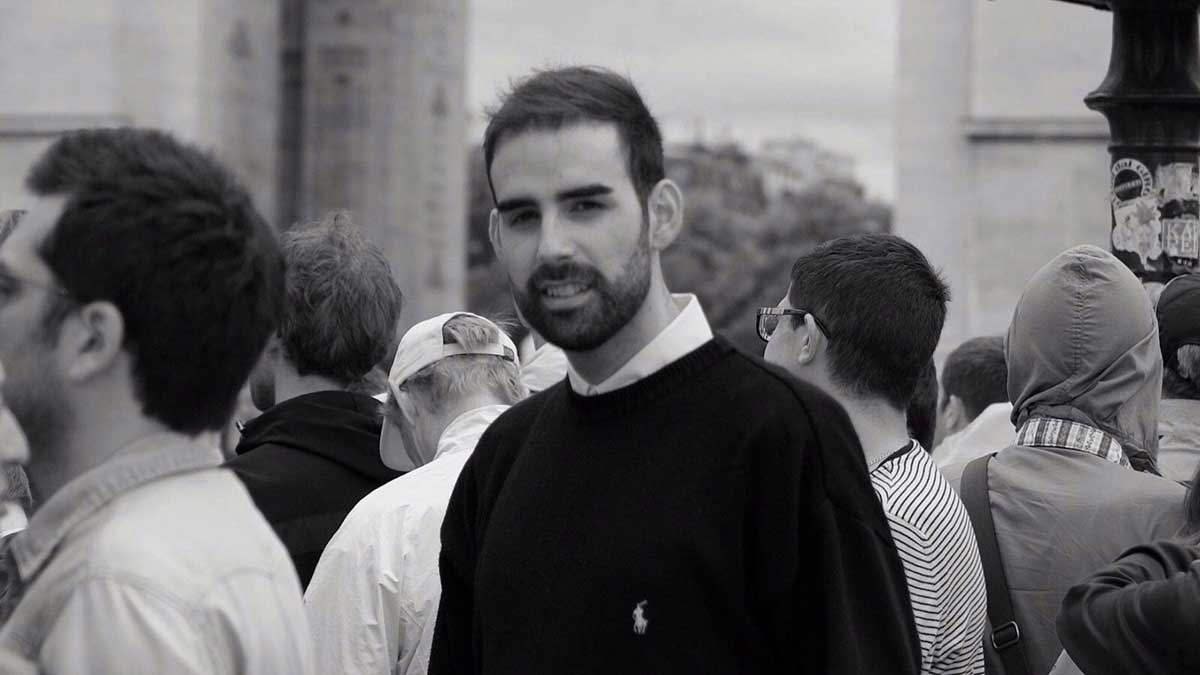 César González, natural de Villaobispo, vive en París.