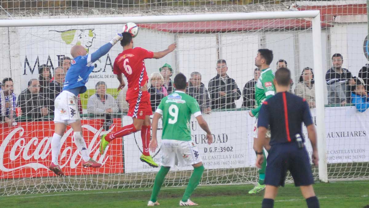 Instante en el que Iosu Villar se adelanta a Javi y cabecea al fondo de la red el balón para dar el segundo gol a la Cultural en Astorga. | DANIEL MARTIN