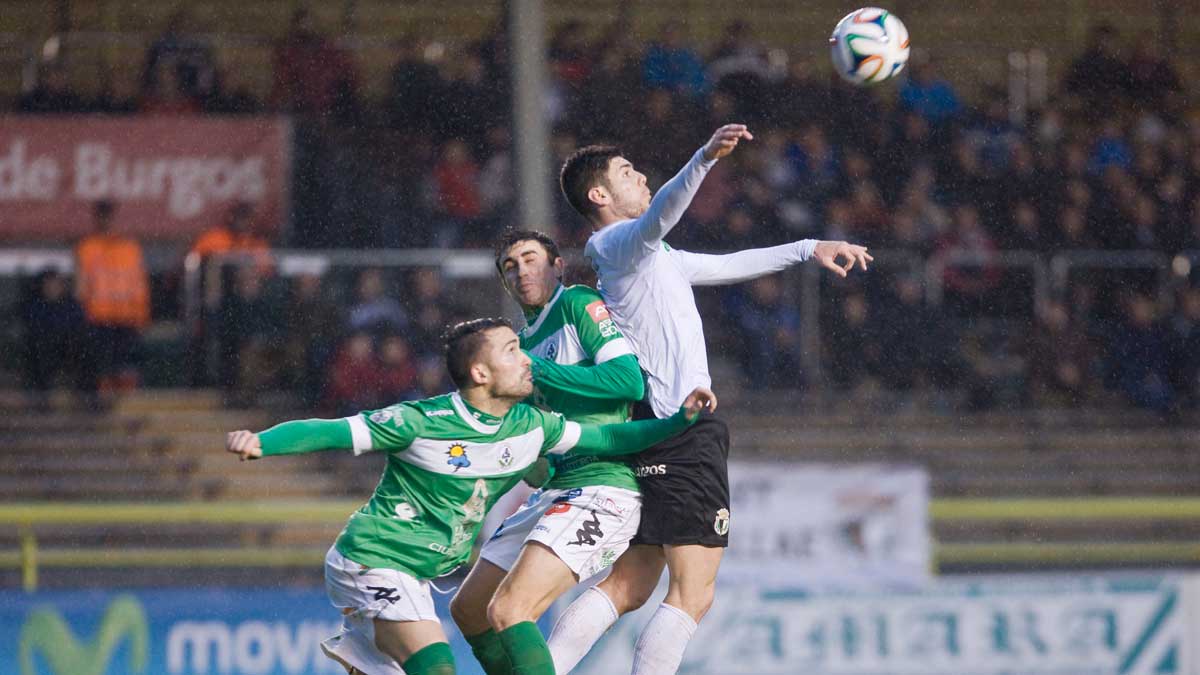 Víctor y Uña defienden un balón en El Plantío la temporada pasada. | DIARIO DE BURGOS