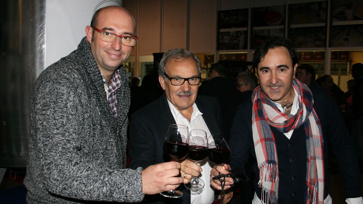 Juanjo Pérez, José Luis Prada y José Manuel Ferreira, brindando con el Maceración Carbónica. | L.N.C.