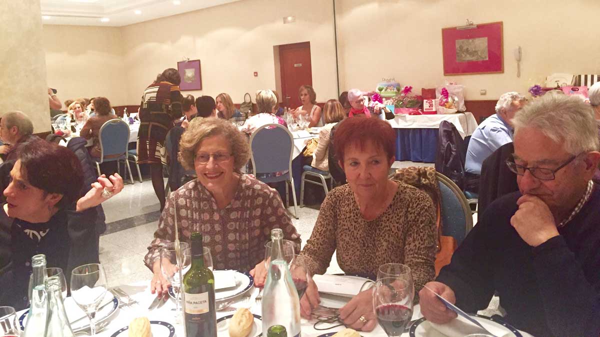 Más de un centenar de asociados, familiares y amigos se dieron cita anoche en la tradicional cena benéfica de Almom.