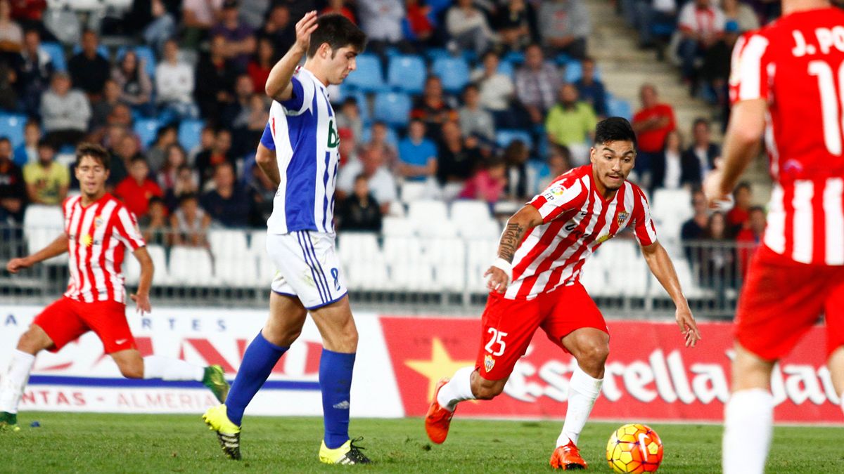 Melero trata de robar un balón. | LA VOZ DE ALMERÍA