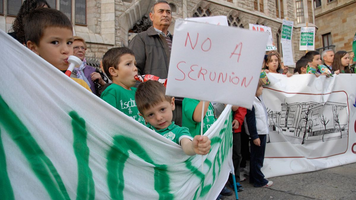Una manifestación en Botines en contra de la concesión a Serunión. | MAURICIO PEÑA Una manifestación en Botines en contra de la concesión a Serunión. | MAURICIO PEÑA