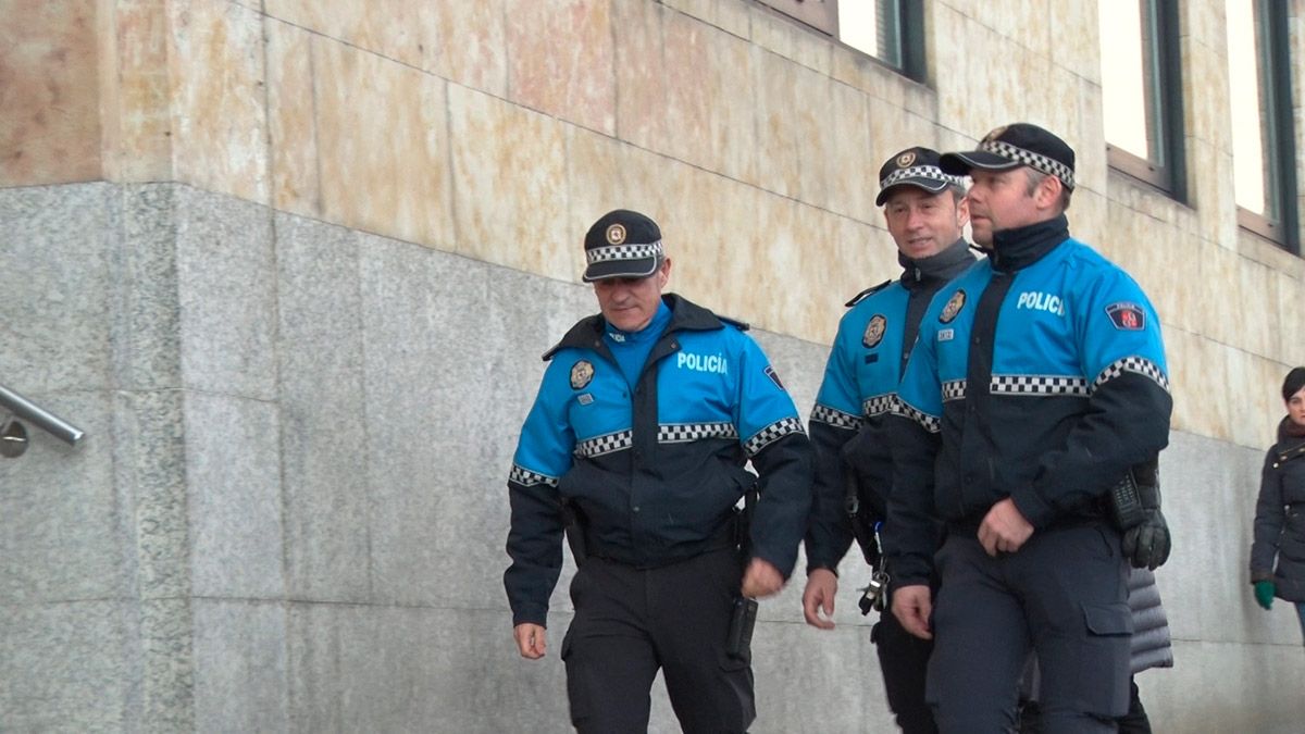 Algunos de los policías locales a la entrada de los juzgados.