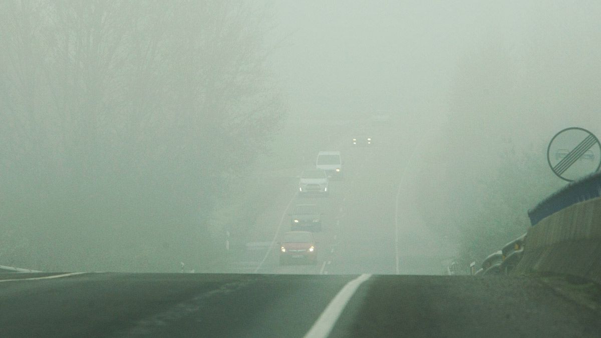 La carretera LE-711, en la comarca del Bierzo (León), afectada por la intensa niebla. | CÉSAR SÁNCHEZ (ICAL) La carretera LE-711, en la comarca del Bierzo (León), afectada por la intensa niebla. | CÉSAR SÁNCHEZ (ICAL)
