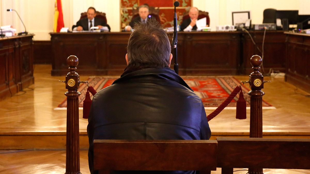 La Audiencia Provincial juzga a un hombre de Villadangos del Páramo (León) por contratar presuntamente a un sicario para asesinar a su mujer. | CARLOS S. CAMPILLO (ICAL) La Audiencia Provincial juzga a un hombre de Villadangos del Páramo (León) por contratar presuntamente a un sicario para asesinar a su mujer. | CARLOS S. CAMPILLO (ICAL)