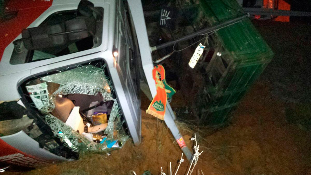 Imagen del accidente. Un camión que transportaba camiones volcó en la A-66 entre Villamañán y Ardón.