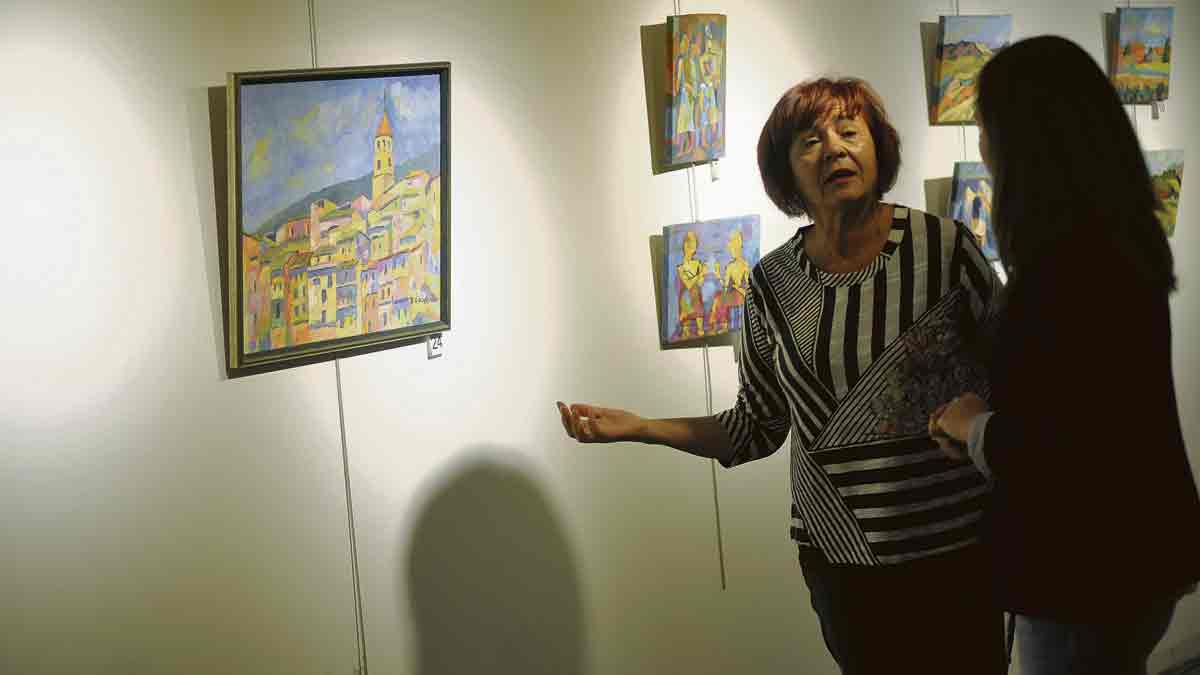 La artista cántabra Blanca Calderón estuvo acompañada por la concejala de Juventud, Participación Ciudadana e Igualdad, Marta Mejías. | DANIEL MARTÍN La artista cántabra Blanca Calderón estuvo acompañada por la concejala de Juventud, Participación Ciudadana e Igualdad, Marta Mejías. | DANIEL MARTÍN