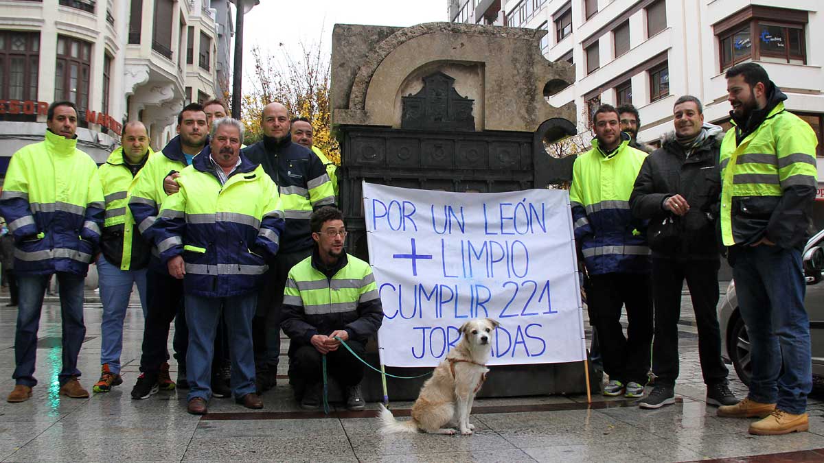 Varios trabajadores del servicio de limpieza del Ayuntamiento de León se manifiestan frente al consistorio de la capital. | ICAL