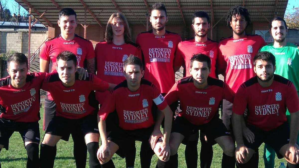 Once inicial del Fabero, con el agredido Luis Pérez situado el tercero por la izquierda arriba. | L.N.C.