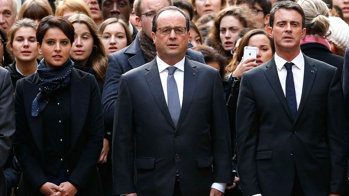 Hollande durante el minuto de silencio por las víctimas. | ABC
