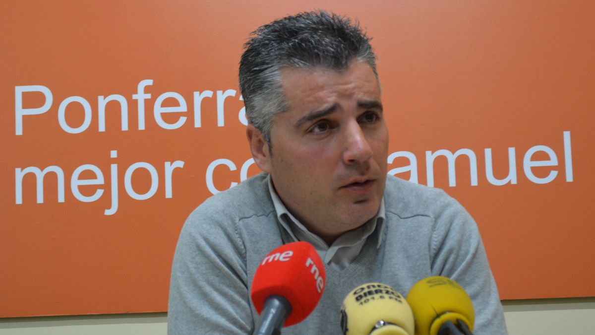 Santiago Macías, en la comparecencia ante los medios. | L. N. C.