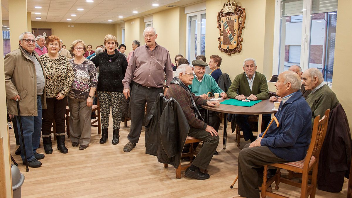 La Asociación de Pensionistas de Valencia de Don Juan estrenó este martes sus nuevas instalaciones. | T. GIGANTO