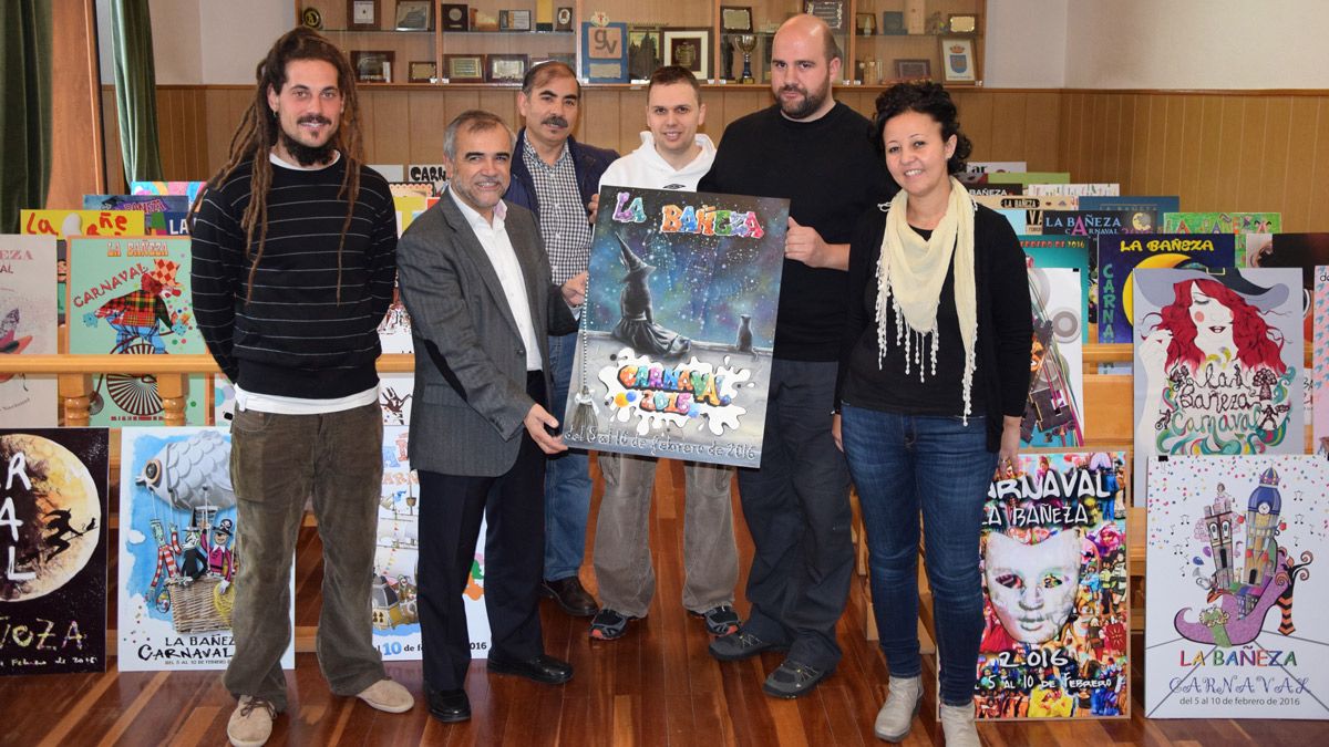 Los miembros del jurado muestra la obra que ha resultado premiada. | PRIETO