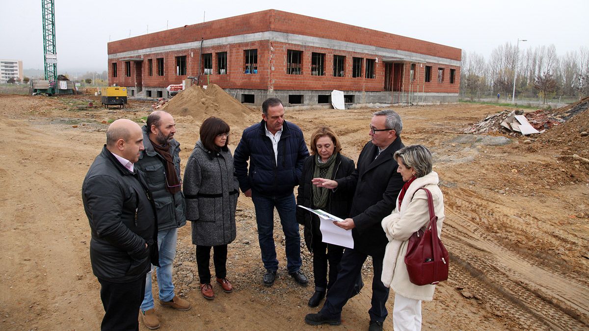 Visita de Ana Franco y Aurora Baza a las obras del centro de día de Autismo León. | CÉSAR