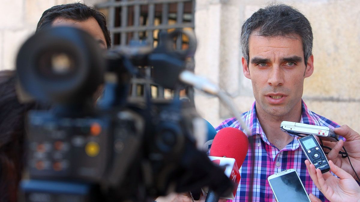 El ex edil de Deportes ponferradino Sergio Gallardo, en una comparecencia ante los medios. | C. Sánchez (Ical)