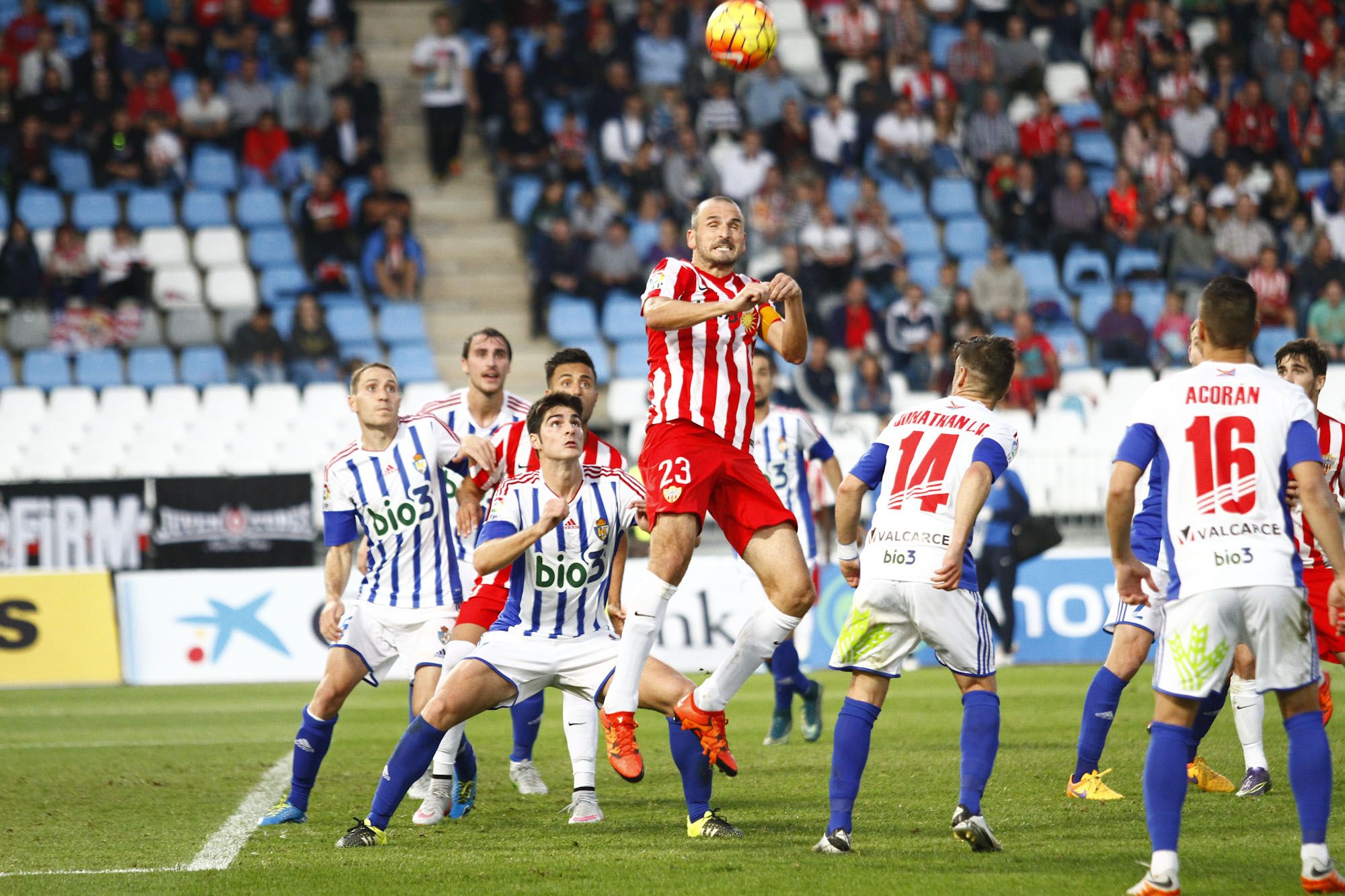 Soriano busca el remate ante la oposición de varios jugadores de la Deportiva. | LA VOZ DE ALMERÍA