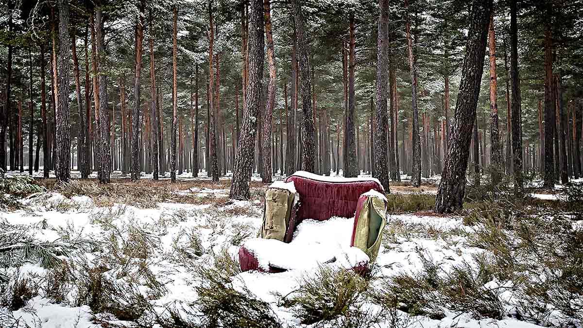 Un sillón en medio de un paisaje nevado es una de las propuestas del fotógrafo José Ramón Vega. | VEGA
