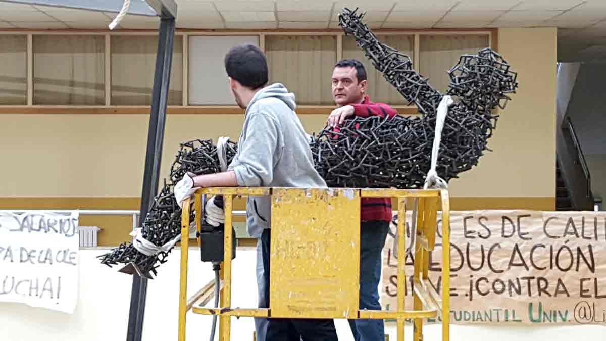 El escultor leonés supervisó personalmente las tareas de montaje de su intervención en Filosofía y Letras. | L.N.C.