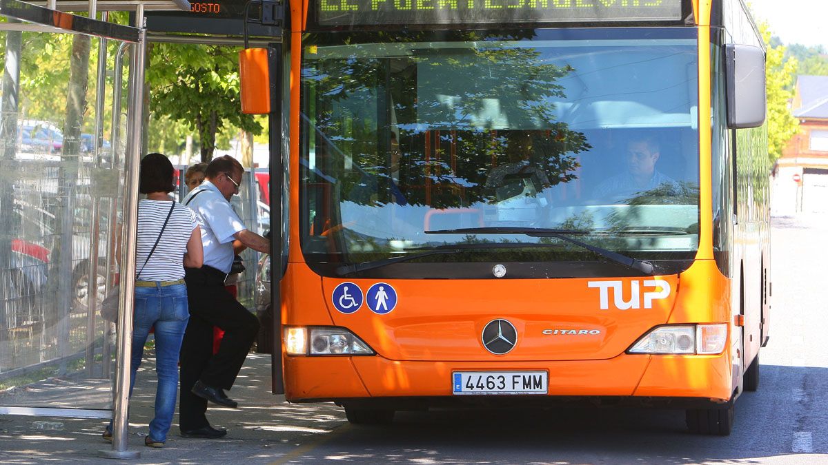 Uno de los autobuses del Transporte Urbano de Ponferrada, el TUP, que lleva tres años sin contrato. | César Sánchez