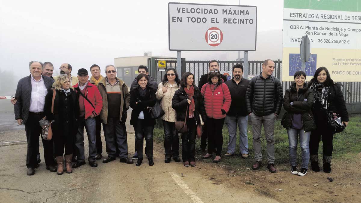 Momento previo a la visita del Centro de Tratamiento de Residuos. | P.F.