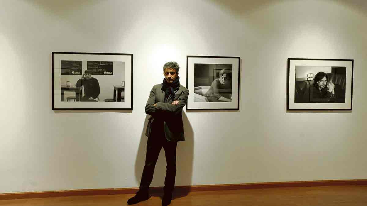 El fotógrafo leonés José Ramón Vega ayer durante la inauguración de ‘La mirada cercana’ en el CLA. | DANIEL MARTÍN