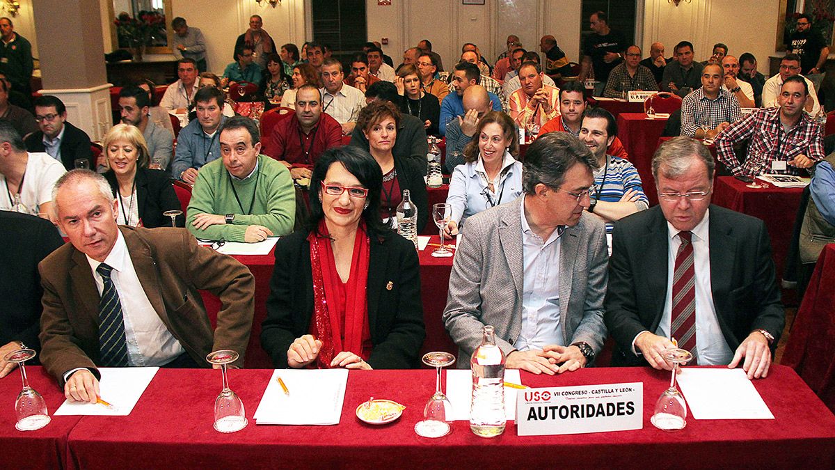 Congreso Regional de USO en León; en la mesa de autoridades, el director del EREN, Ricardo González (I); la subdelegada del Gobierno, Teresa Mata (CI); el presidente de la Diputación, Juan Martínez Majo (CD) y el alcalde de León, Antonio Silván (D). |ICAL