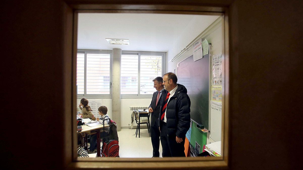El consejero de Educación, Fernando Rey, visita el Colegio Liceo Francés de Castilla y León acompañado del director del centro, Frederic Barna. | ICAL